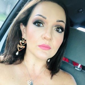 Meet your Posher, Claudia